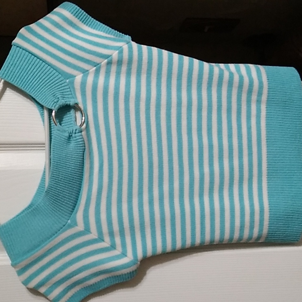Like new! Short sleeve scoop neck striped knit top